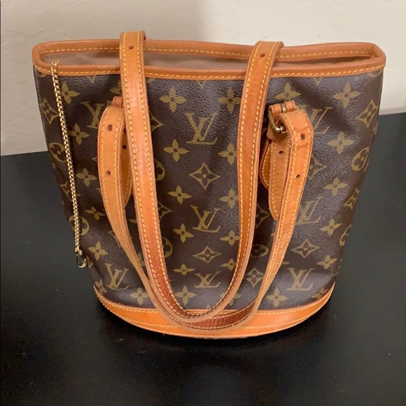 Louis Vuitton Handbags - Louis Vuitton Petite Bucket Bag Excellent Con